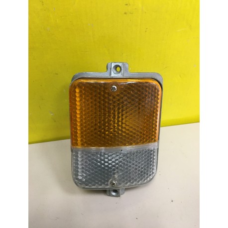 FANALE ANTERIORE DESTRO GIALLO/BIANCO CON PORTALAMPADA PER AUTOCARRO OM 616 N